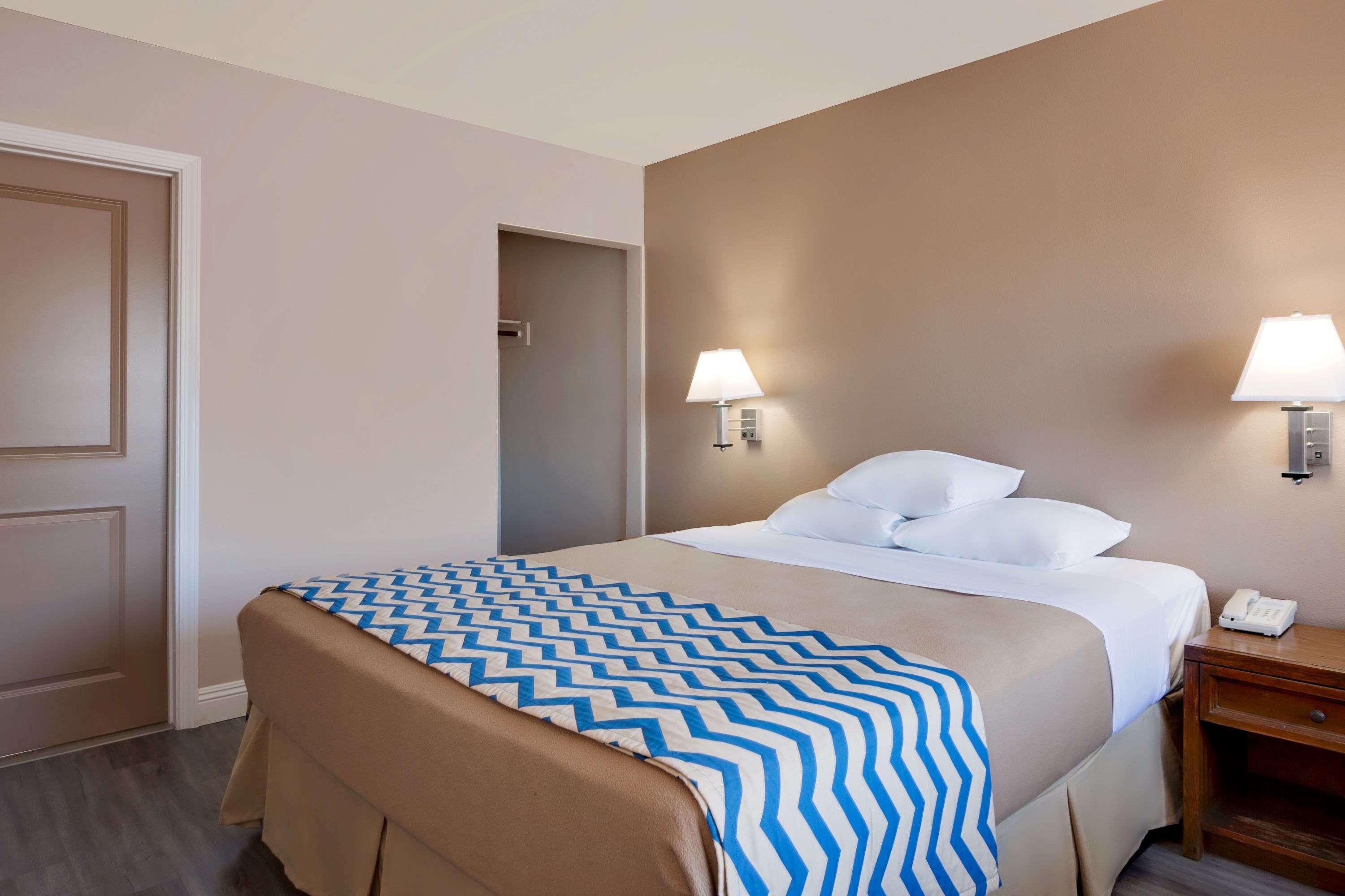 Travelodge By Wyndham Eureka Exterior photo